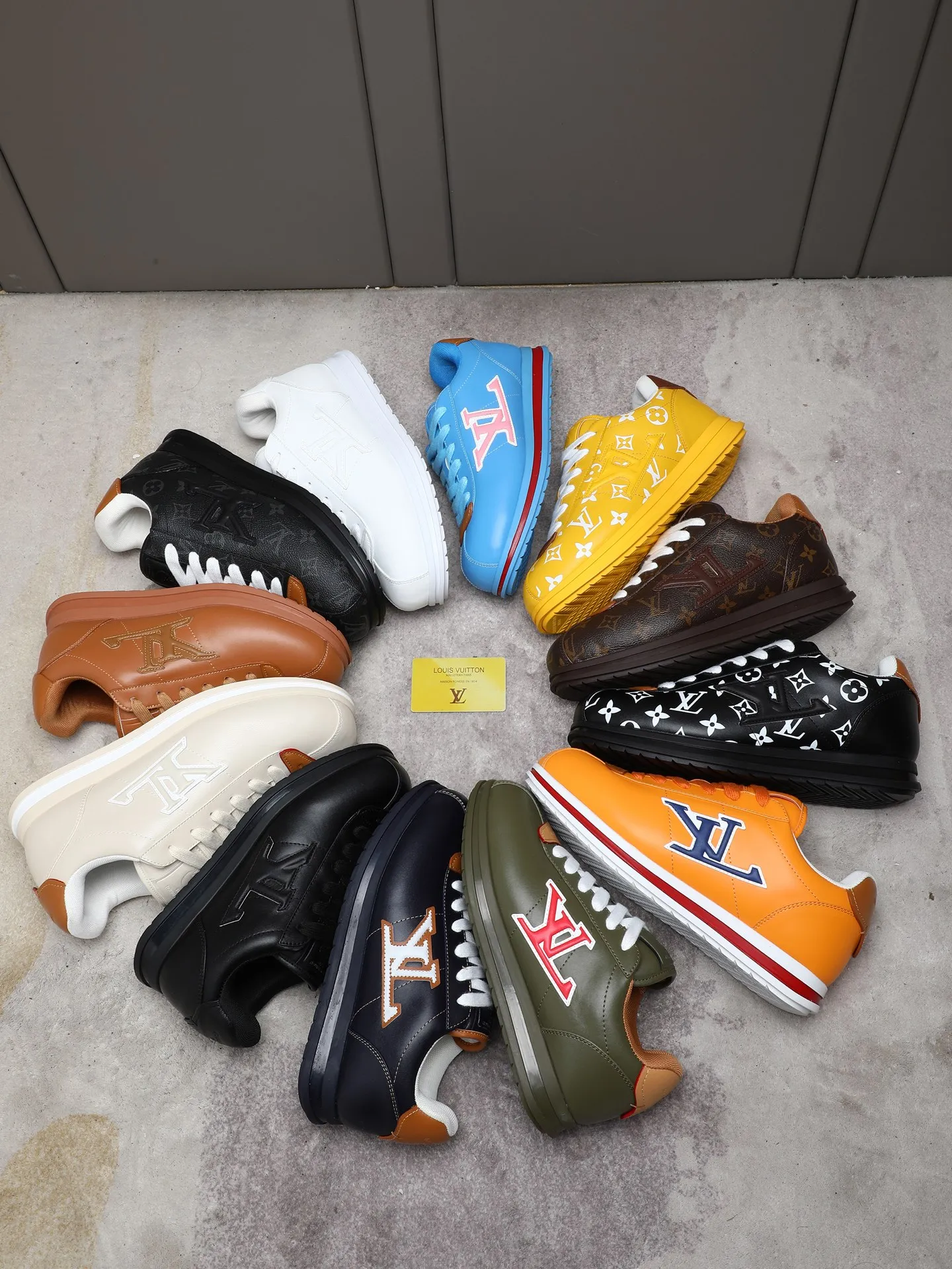 PP560 LV Louis Vuitton L Jialu Brand Runner Tatic Series Thick-soled Casual Sports Shoes Running Shoes Original purchase, development and production This LV Runner Tatic sports shoe combines technical materials such as mesh fabric and ribbons to interpret the inspiration of traditional mountaineering shoes. LV letters are written on one side, the lariat buckle of the quick lacing system is embellished with Monogram flowers and Louis Vuitton logos, and the light and wear-resistant rubber outsole completes the whole. ▪️Fabric: Original imported cowhide + mesh ▪️Inner lining: Original customized breathable mesh ▪️Sole: Original open-molded anti-slip rubber combination material ▪️Size: Men's 38-44 (customized for 45 and 46)